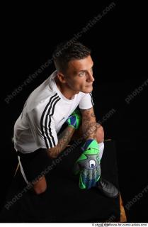 15 2018 01 CLAUDIO KNEELING PLAYER